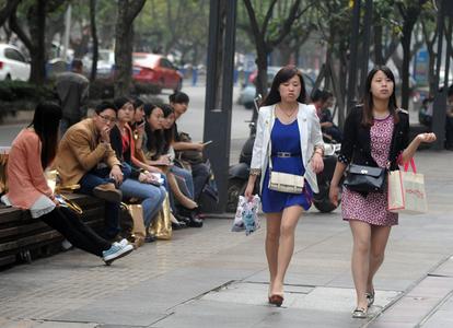 女子称新毛衣机洗后缩水变童装